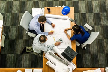 Ingénieurs collaborant sur un projet industriel international